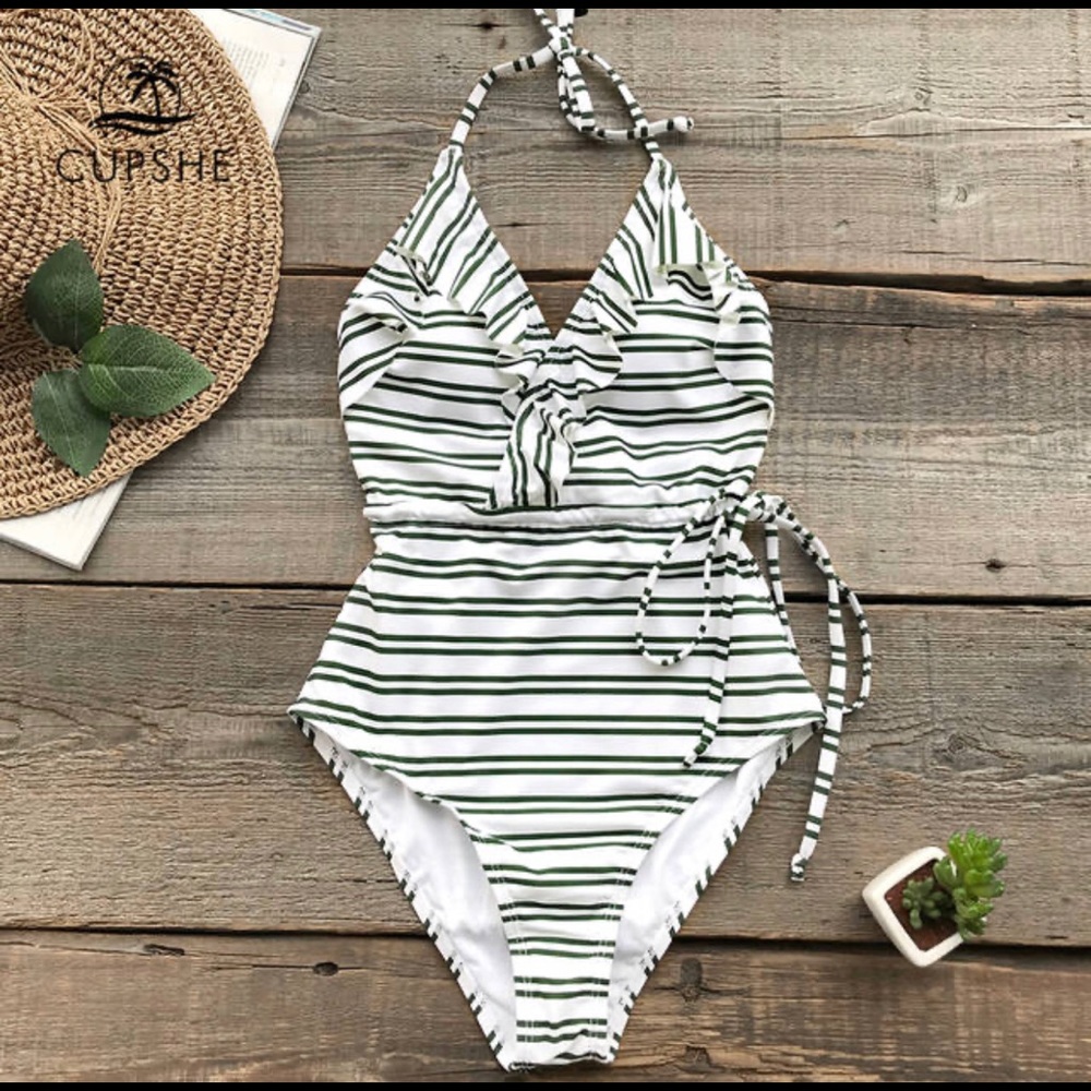 Cupshe One Piece Bathing suit in Green and White
